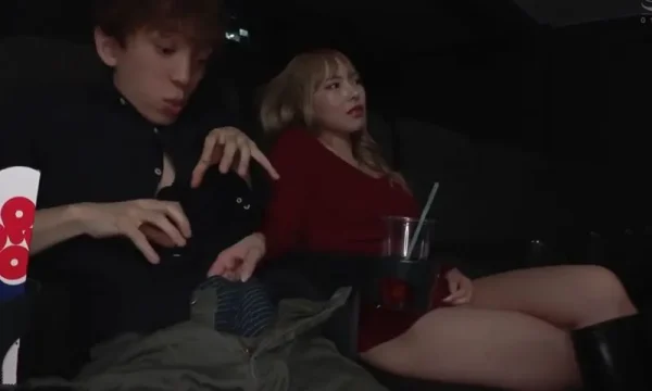 đi xem phim một mình, thanh niên bị chị gái thánh dâm kế bên sờ trym