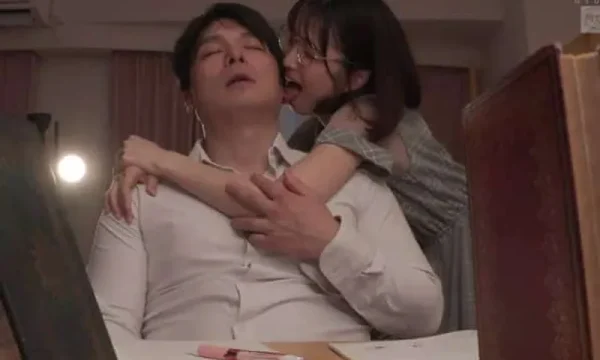 Cô gái nghiện hôn đi chăn trai để thoả mãn nhu cầu