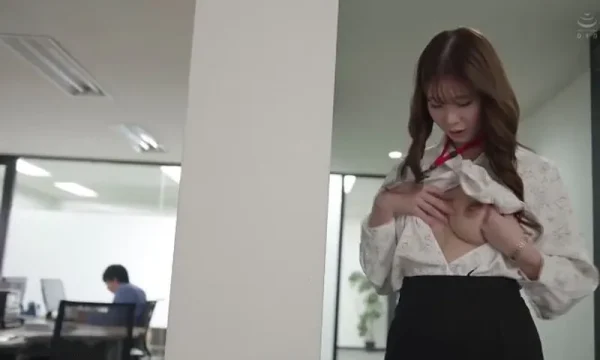 Bí mật của nữ nhân viên với giao diện nghiêm túc nhưng lại là “thánh dâm”