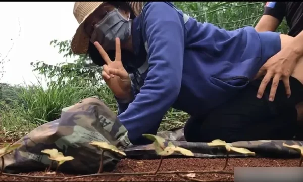 Cô vợ dâm tuổi 24 – doggy em trên rẫy