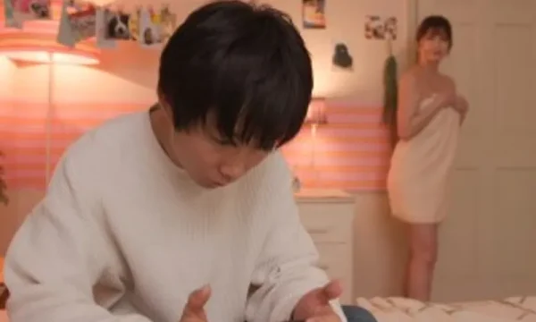 Cô chị dâm dâm, gạ nắc gấu của em gái