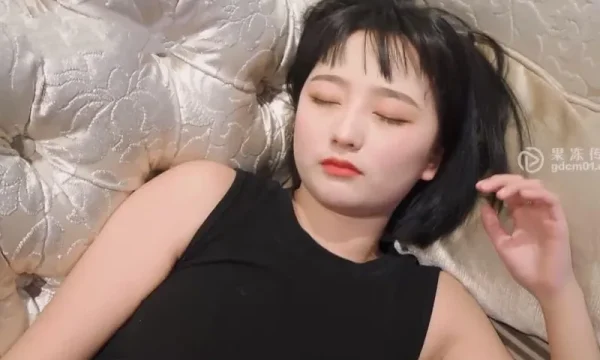 Bà chủ nhỏ dễ thương nhậu say địt nhau không bcs với cậu nhân viên