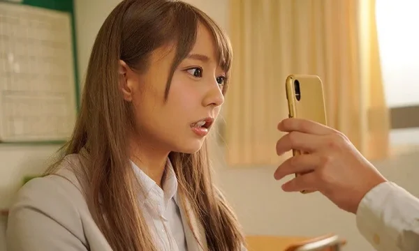 Học trò sử dụng điện thoại thôi miên cô giáo thực tập