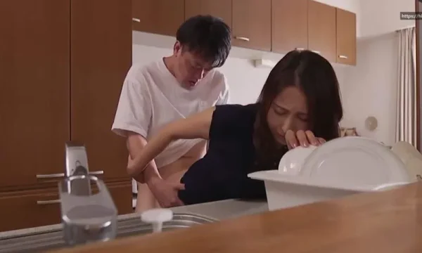 Cậu con trai xuất vào trong mẹ kế mỗi ngày cho đến khi có thai