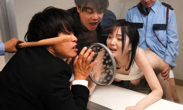 Gã chồng nhìn người vợ bị người khác nện chỉ vì một tai nạn xe đạp ngớ ngẫn