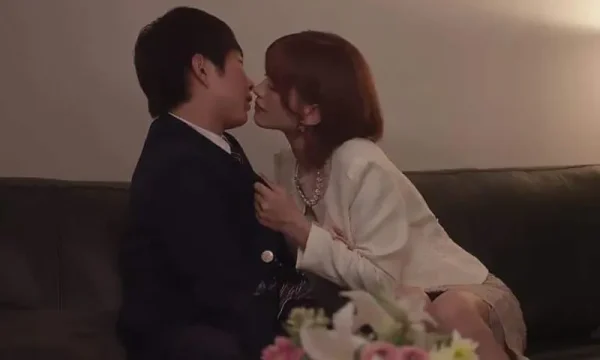 Má kế có món quà bất ngờ chúc mừng cậu con trai tốt nghiệp