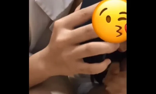 Con đang học nhóm mà mẹ cứ gọi