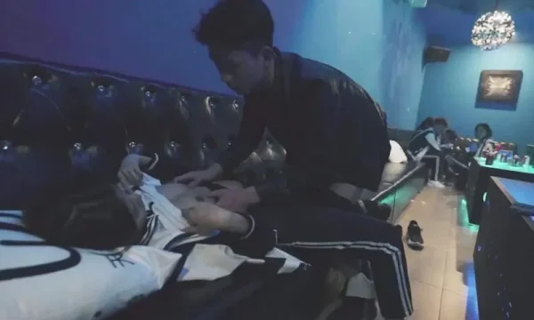 Buổi họp lớp khó quên với cô bạn thân ở phòng karaoke ~dong xiaowan