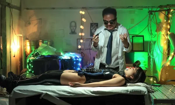 Gã tiến sĩ điên chế tạo ra robot để phục vụ tình dục và robot dần có lý trí