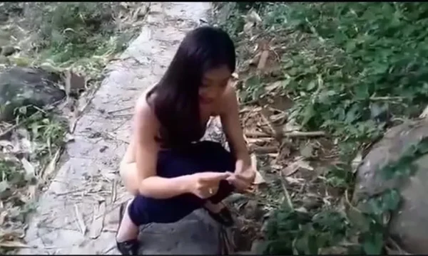 đi vệ sinh anh cũng quay