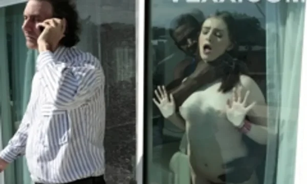 Dẫn bạn gái da đen về nhà chơi rồi địt nhau trước mặt ba mình