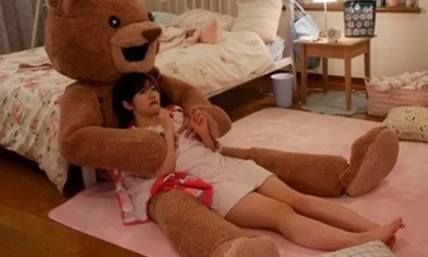 Chú con ghệ nhồi bông và em em học sinh ngây thơ