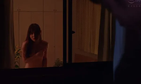 Cô nàng nhà bên ông xã ông xã nhà bên thường xuyên thay đồ ở ngay cửa sổ